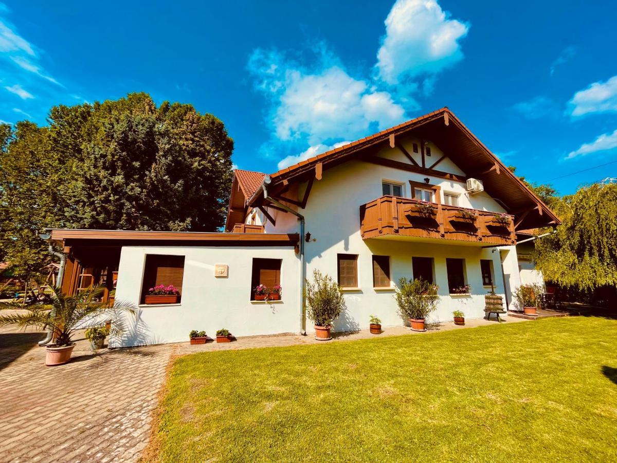 Sommer Panzio Balatonfoldvar Exterior photo